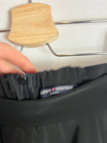 BRANDY MELVILLE. Falda corta negra vuelo. T XS