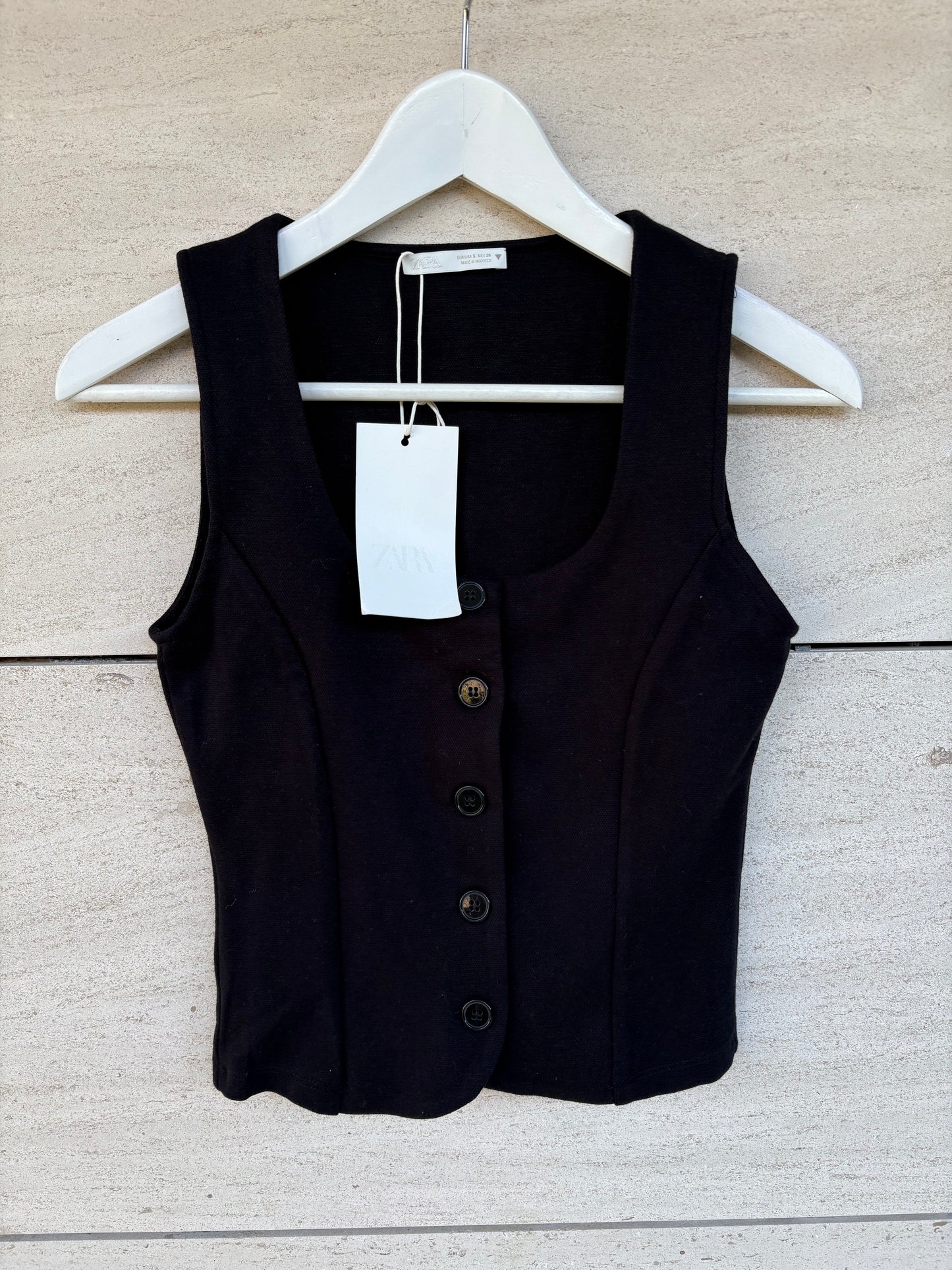 ZARA. Top negro botones
