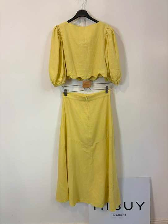 LAAGAM. Conjunto amarillo con lino