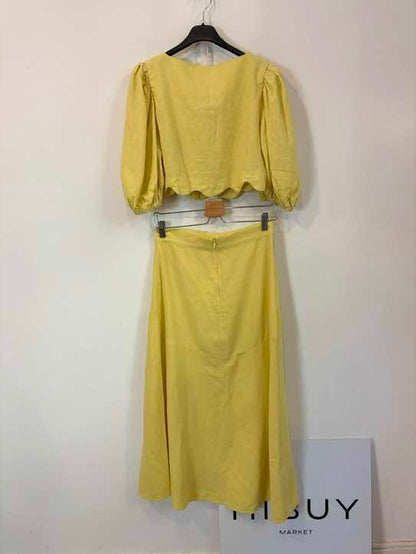 LAAGAM. Conjunto amarillo con lino