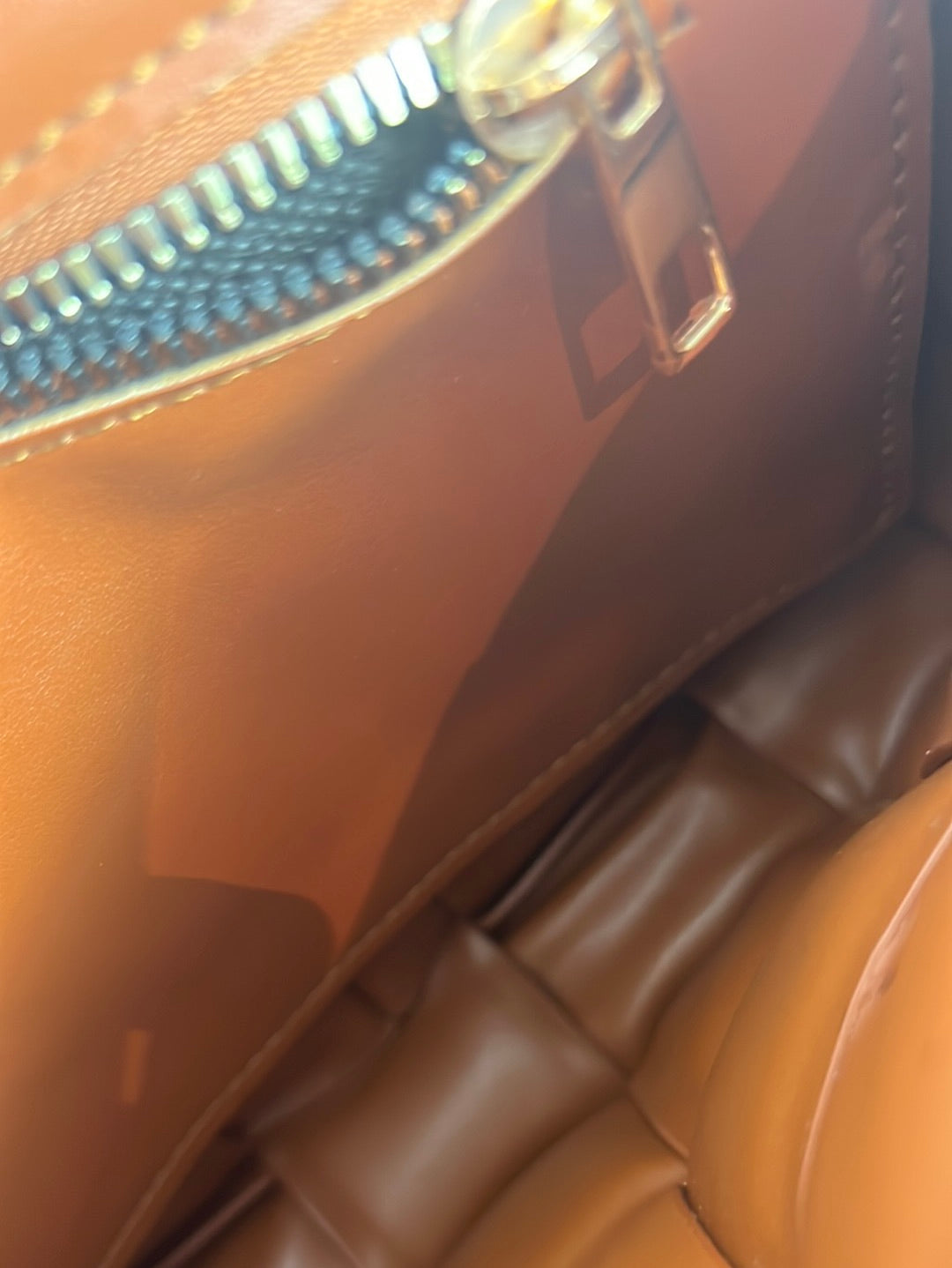 OTRAS. Bolso marrón acolchado