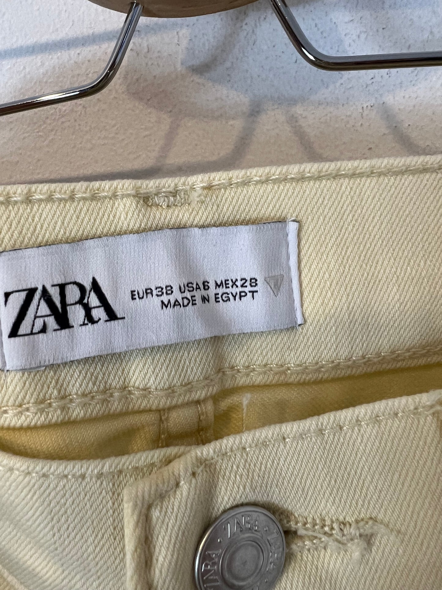 ZARA. Vanilla cropped denim. Size 38