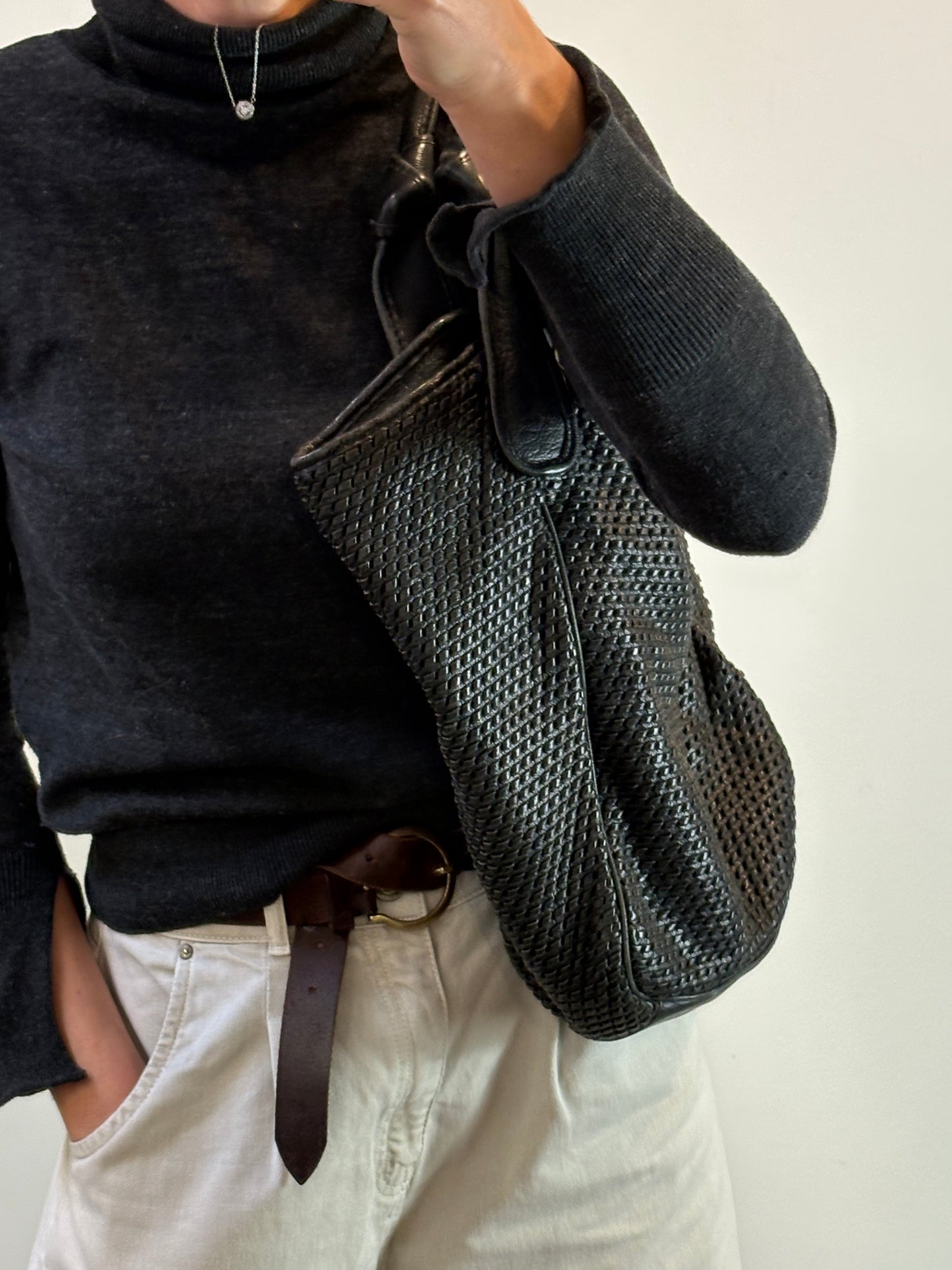UTERÜE. Bolso negro piel shopper