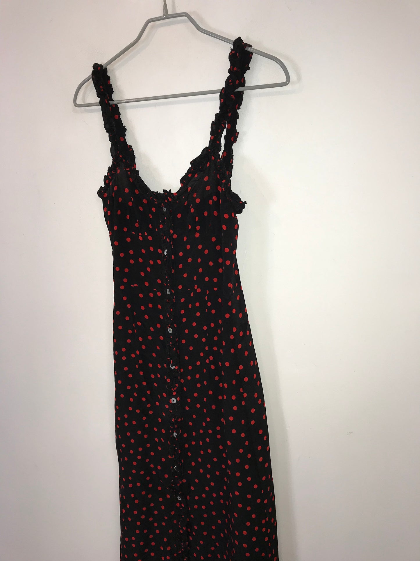 RÉALISATION. Vestido midi seda lunares rojos