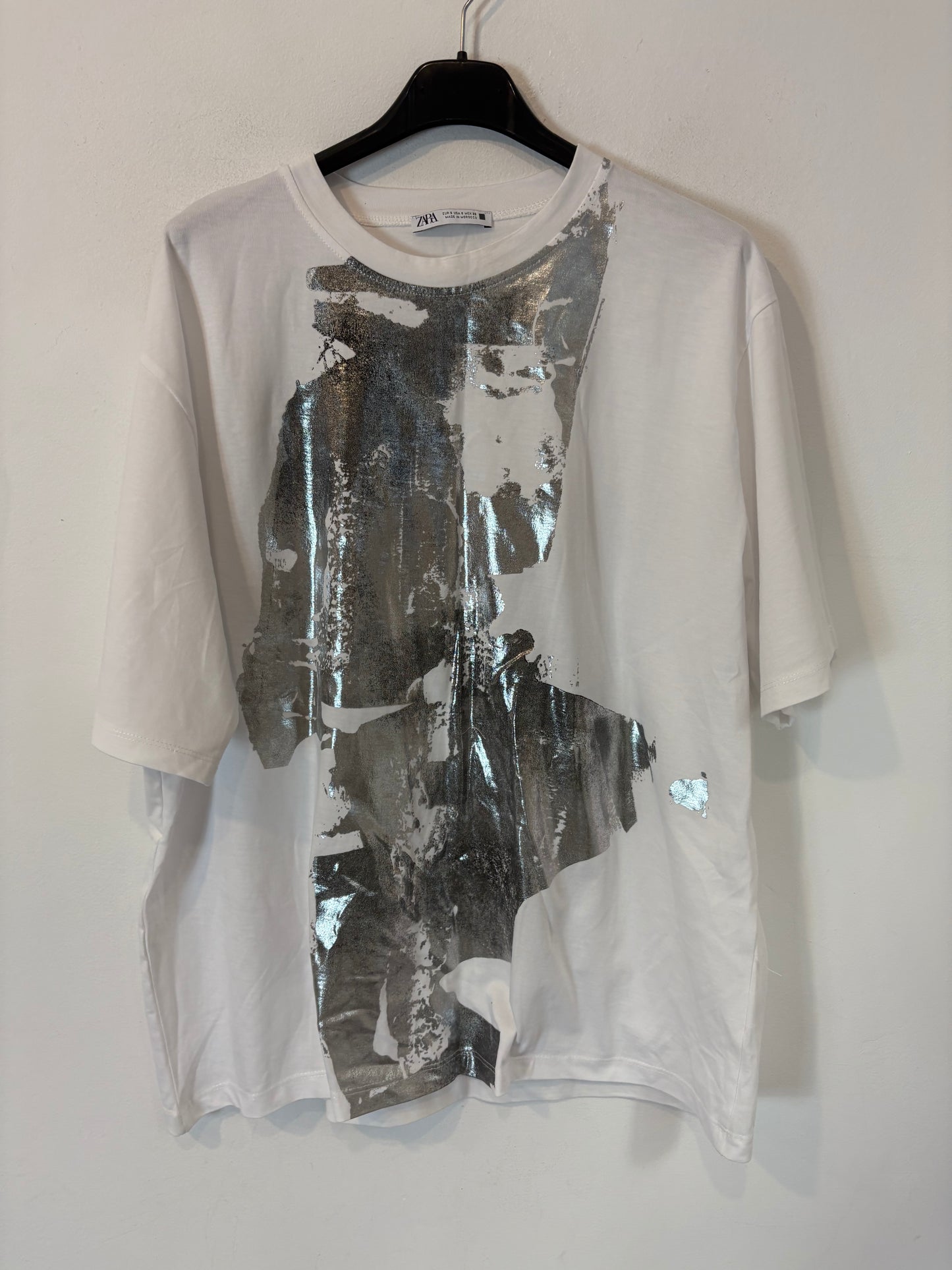 ZARA. Camiseta blanca dibujo plateado