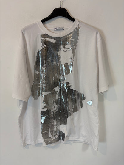 ZARA. Camiseta blanca dibujo plateado