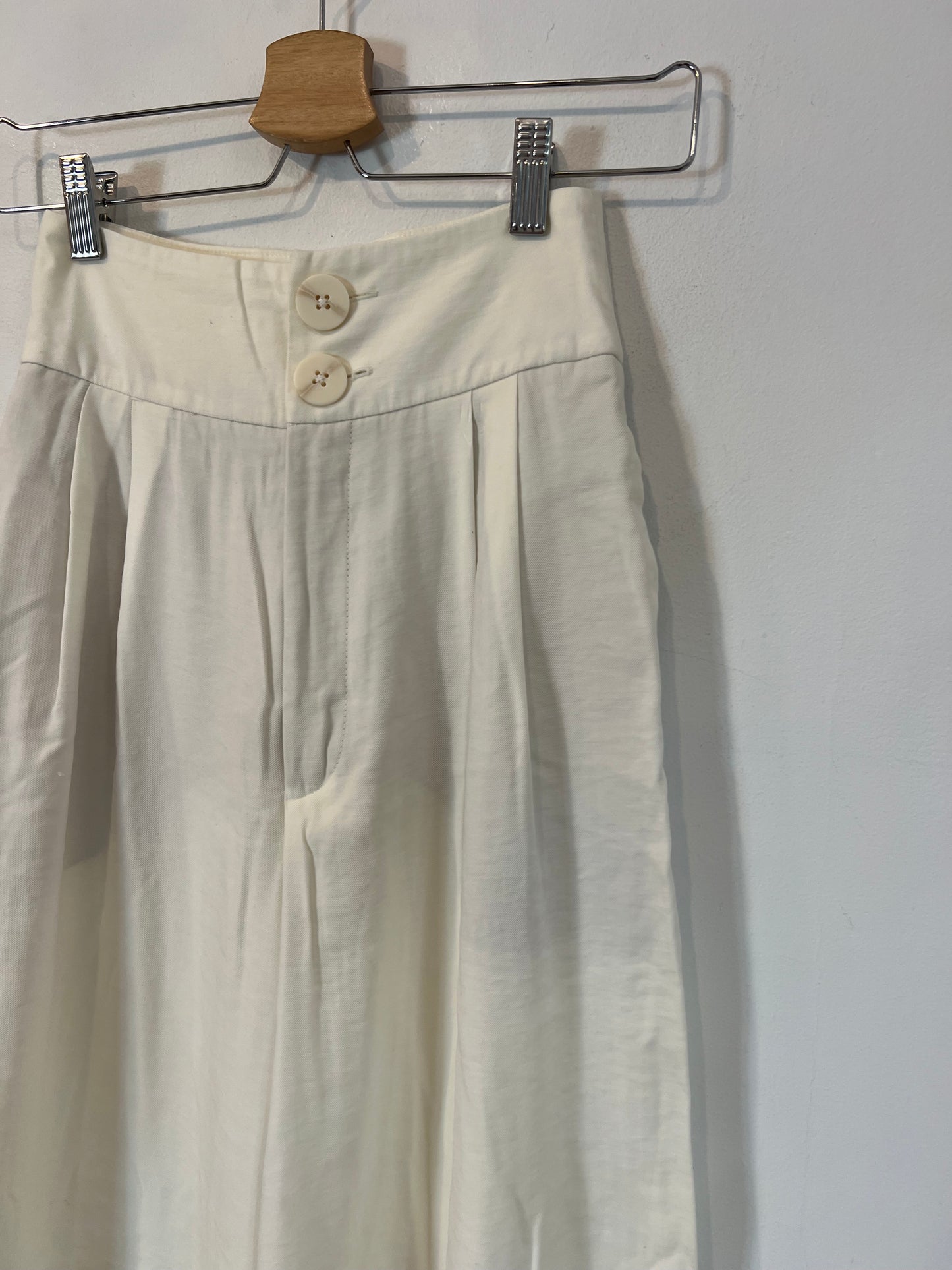 STRADIVARIUS. Pantalón ancho blanco T.34