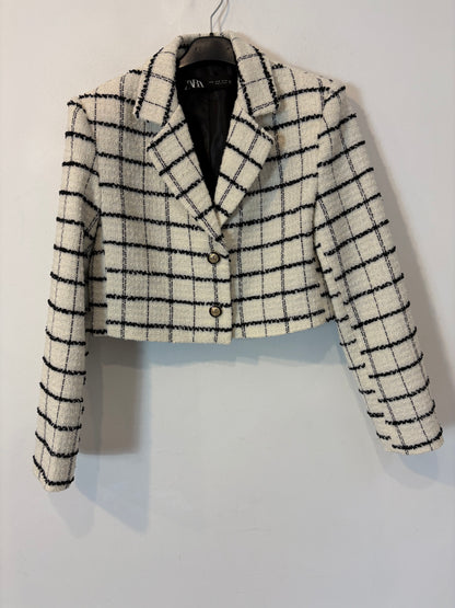 ZARA. Total look tweed blanco y negro