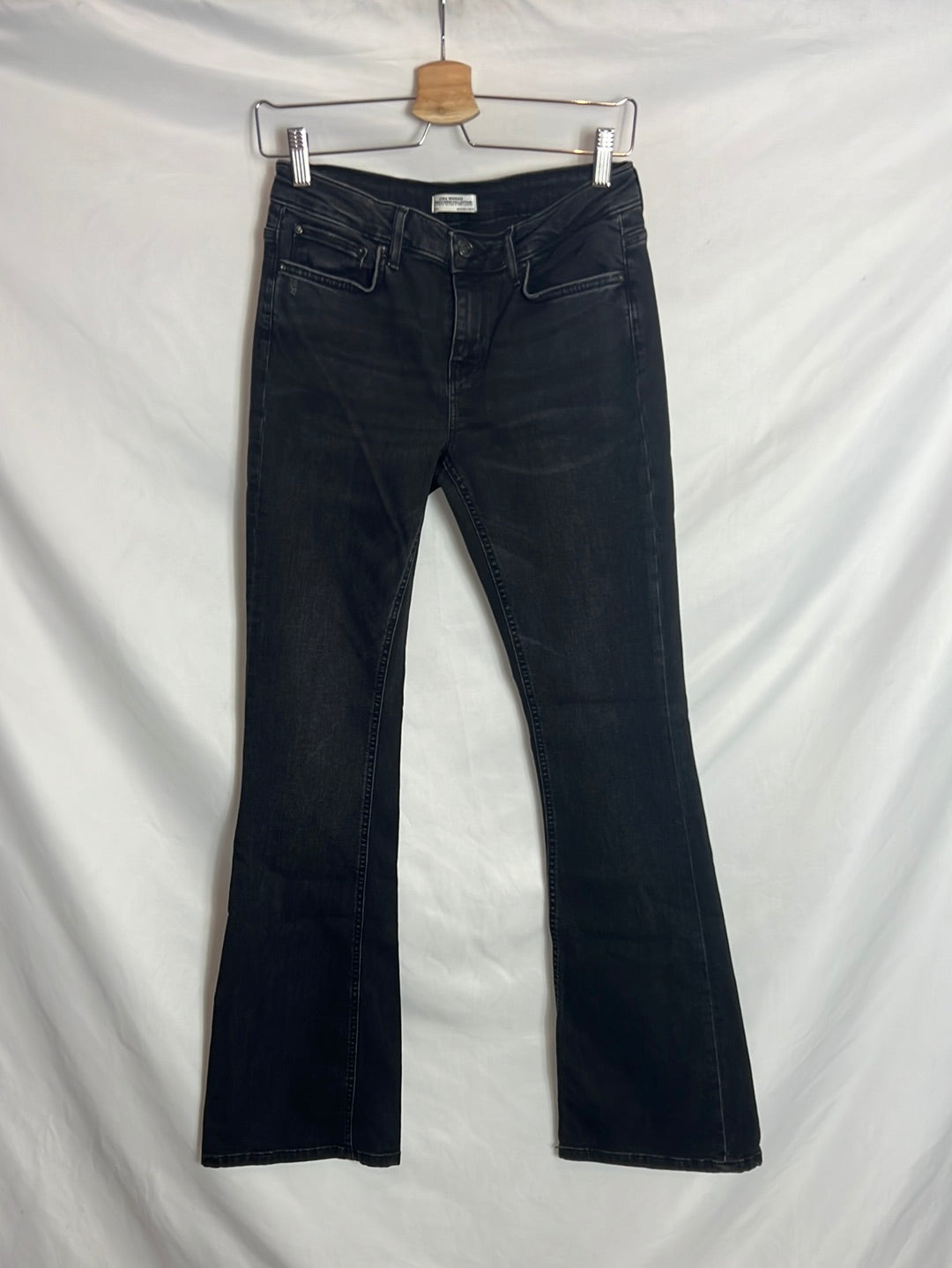 ZARA. Denim negro acampanado. T 38
