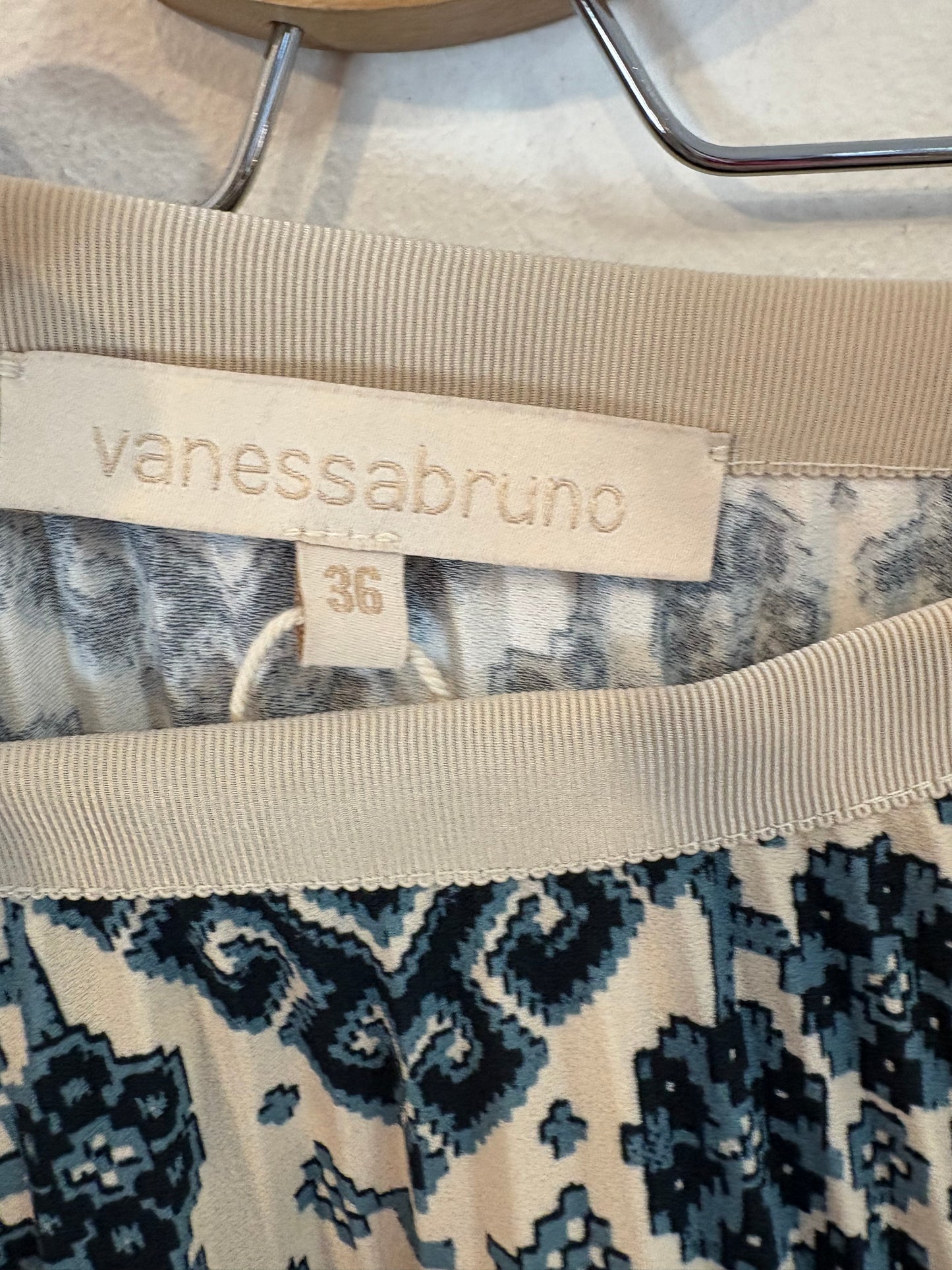 VANESSA BRUNO. Falda midi plisada estampada azules