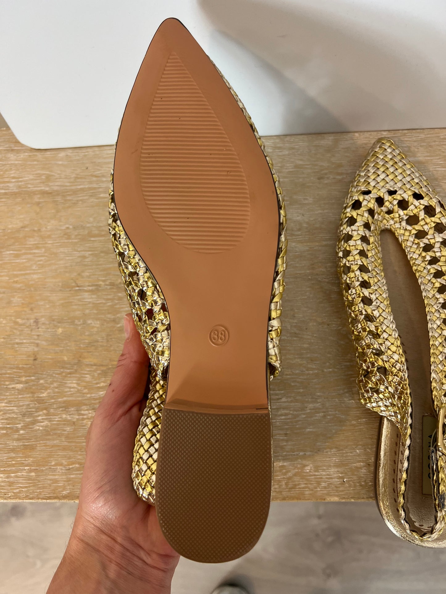 CORINA. Sandalia plana troquelada dorada. T 38