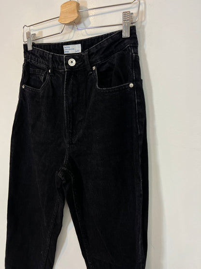 BERSHKA. Denim negro estilo mom fit. T 36