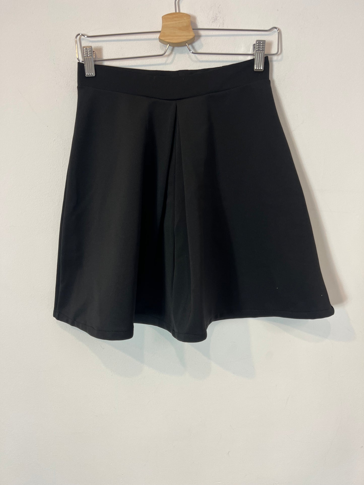 LEFTIES. Falda corta negra neopreno  T.m