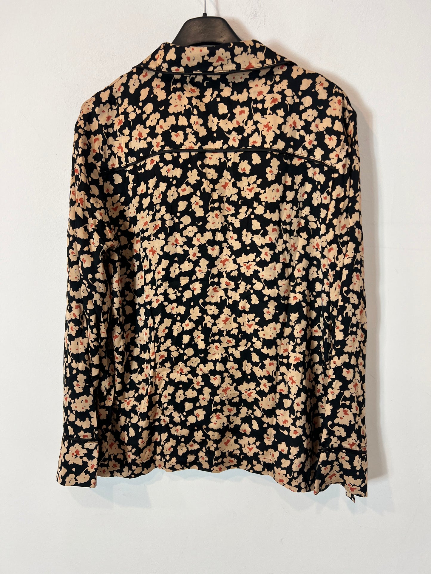 LOVE STORIES. Tm flower print black blouse