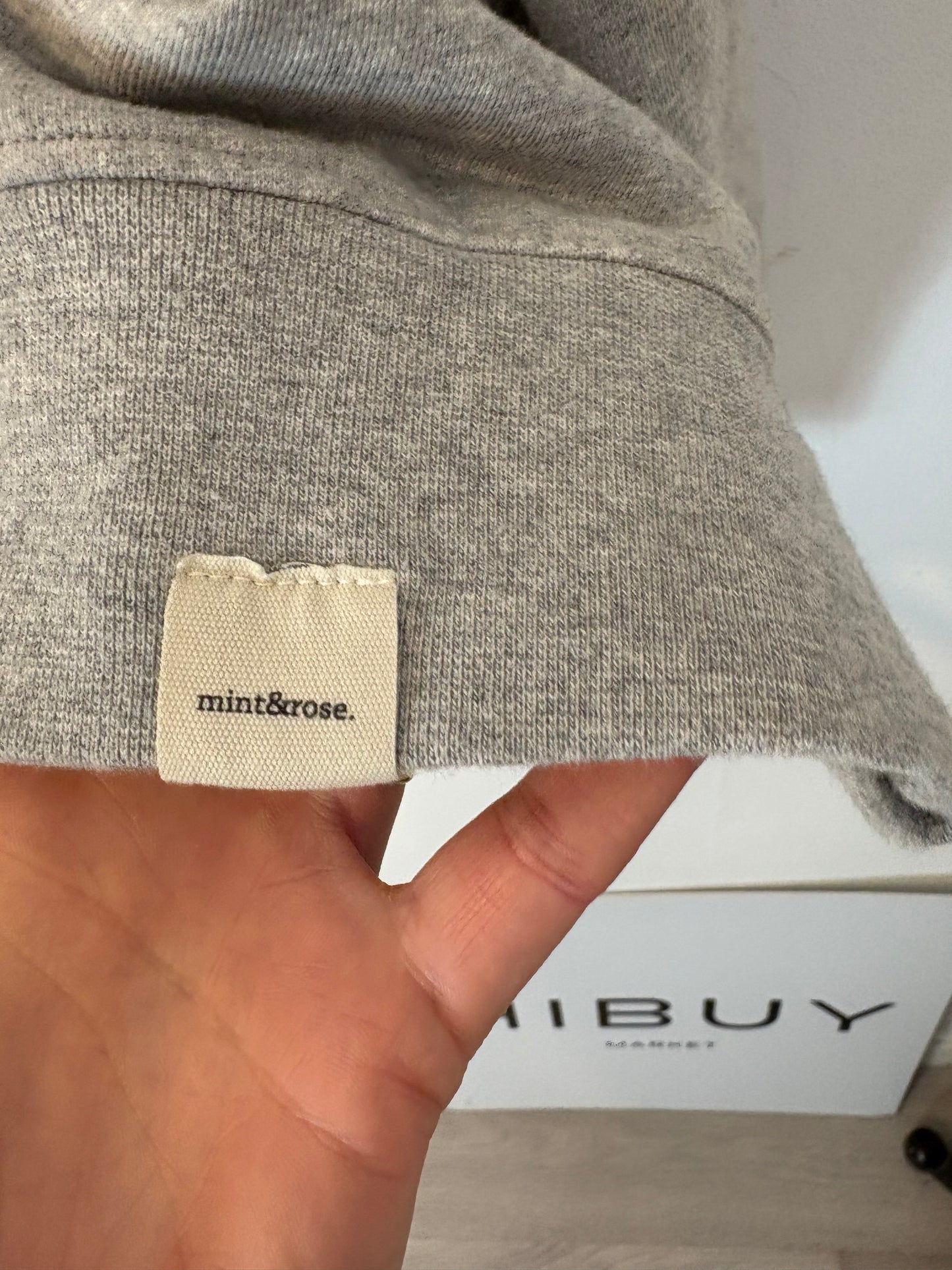 MINT&ROSE. Sudadera gris letras burdeos