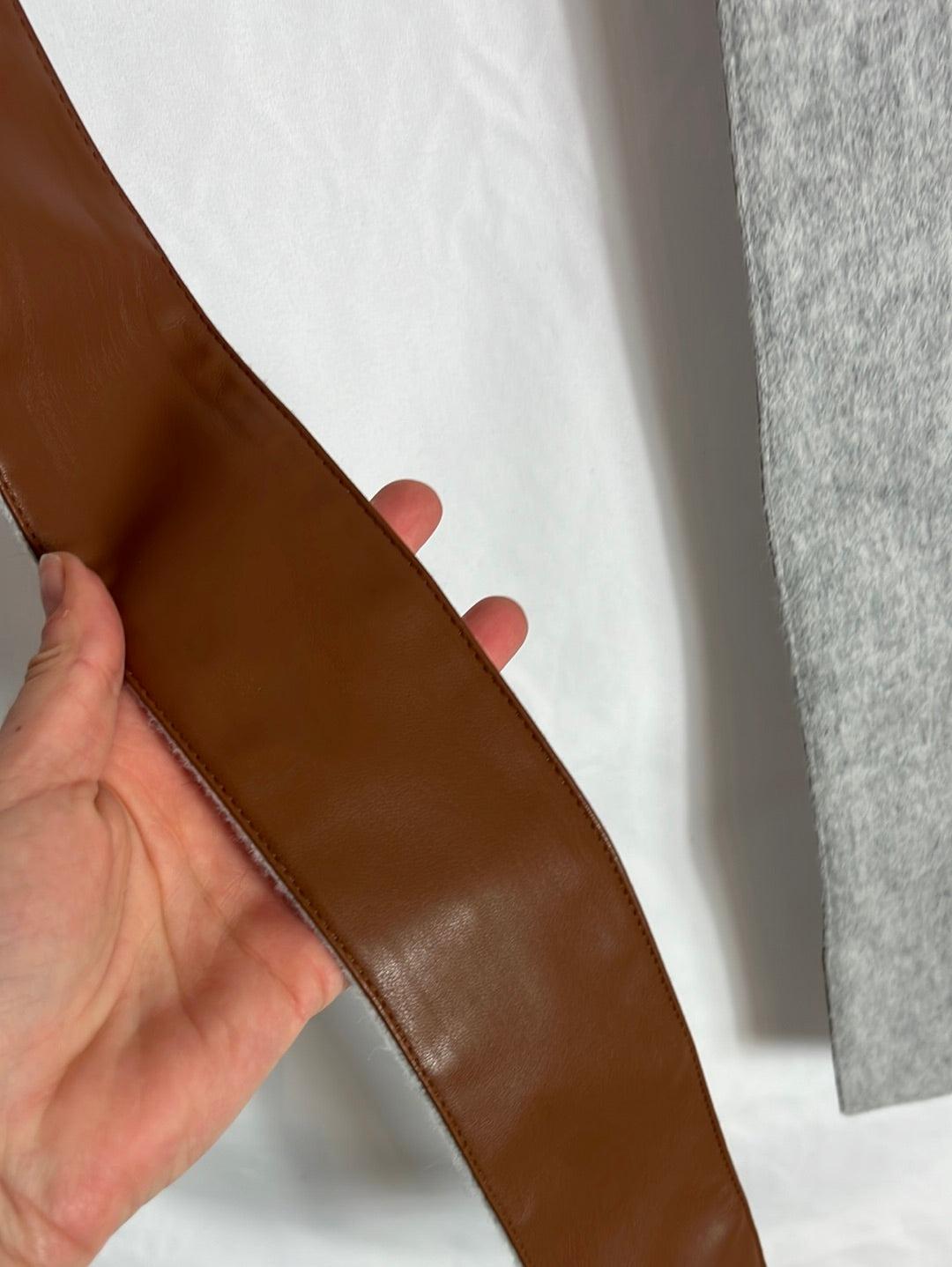 GEORGES RECH. Total look gris jaspeado y flecos en piel. T 36