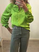 Q. GUAPA. Blusa verde satinada mangas T.m