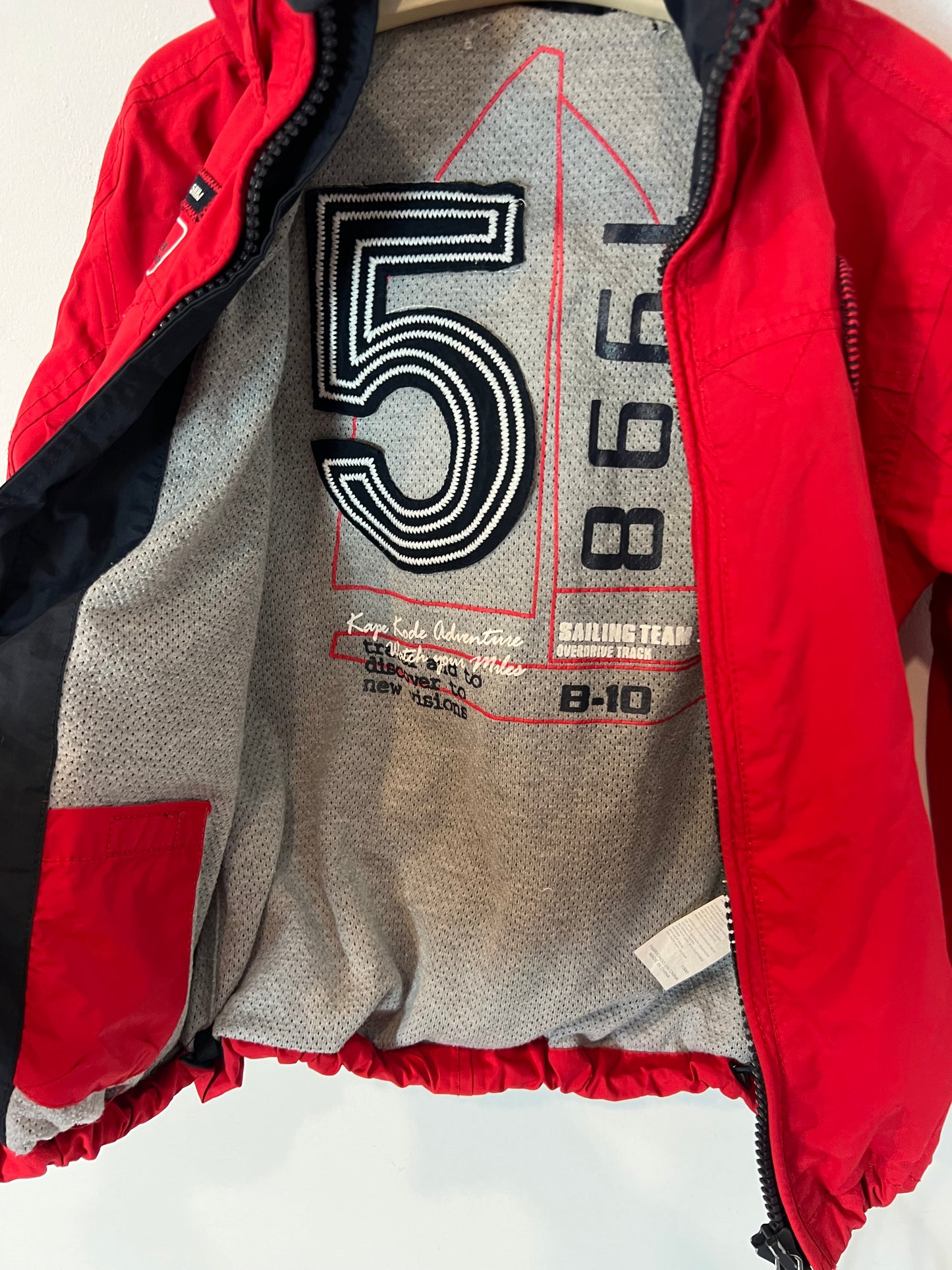 BASS 10. Parka roja impermeable T.6 años