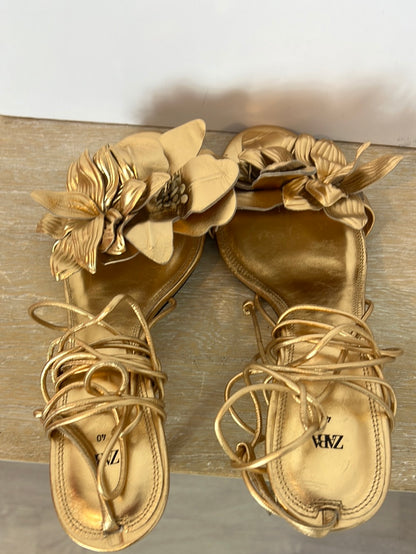 ZARA. Sandalia dorada flores T.40