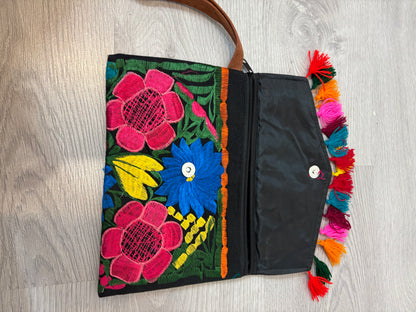 OTRAS. Bolso de mano bordado colores