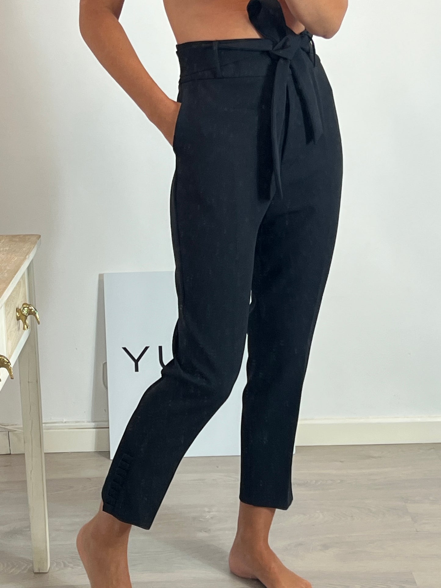 UTERQÜE. Trousers with pleats and ankle details. TL