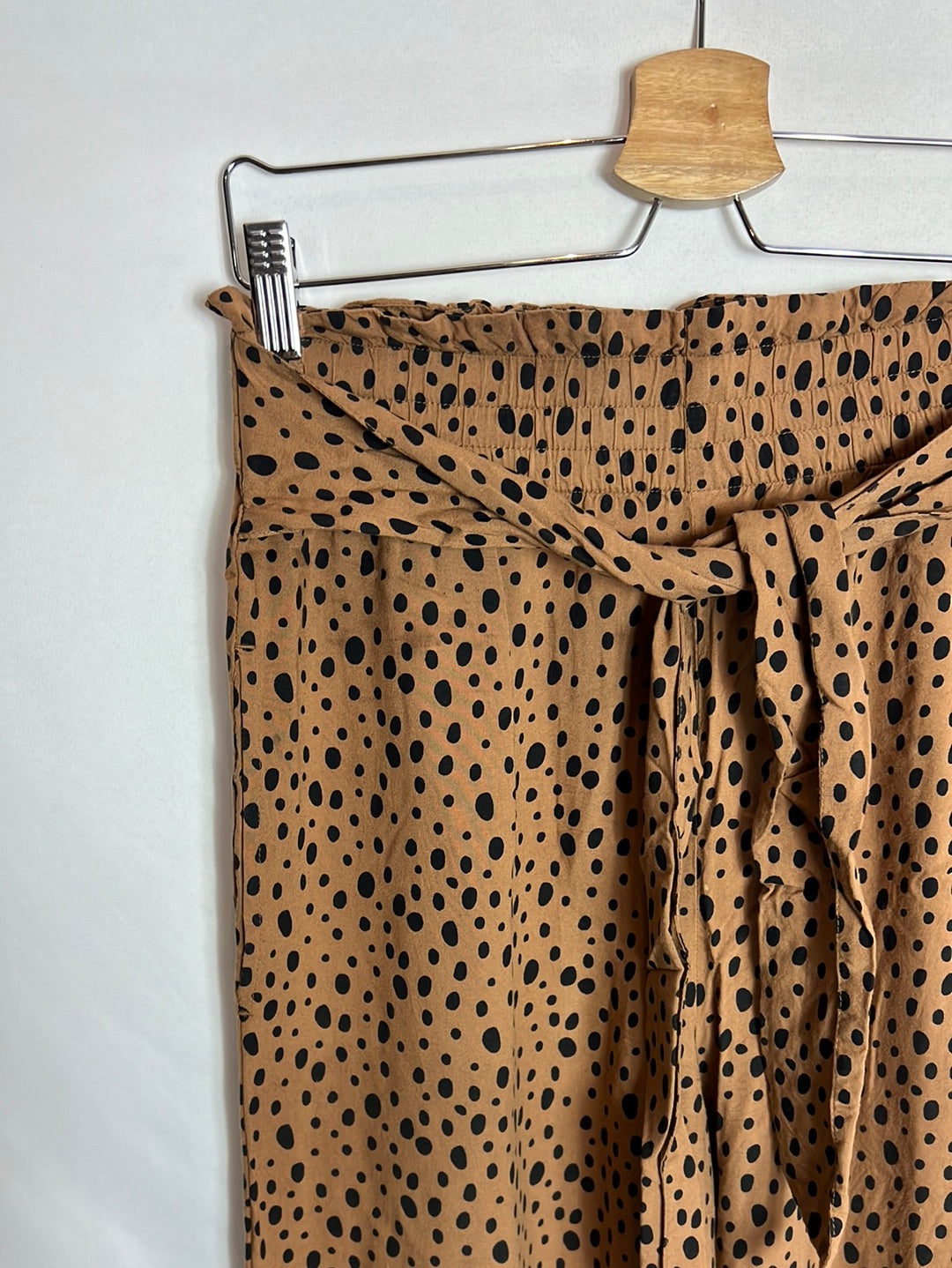 ABERCROMBIE&FITCH. Pantalón marrón fluido estampado T.s