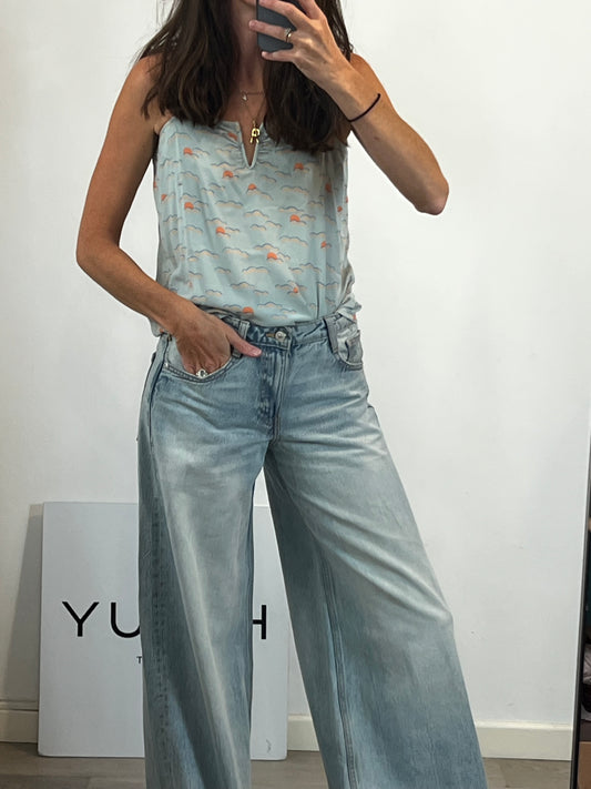 DES PETITS HAUTS Top azul claro estampado
