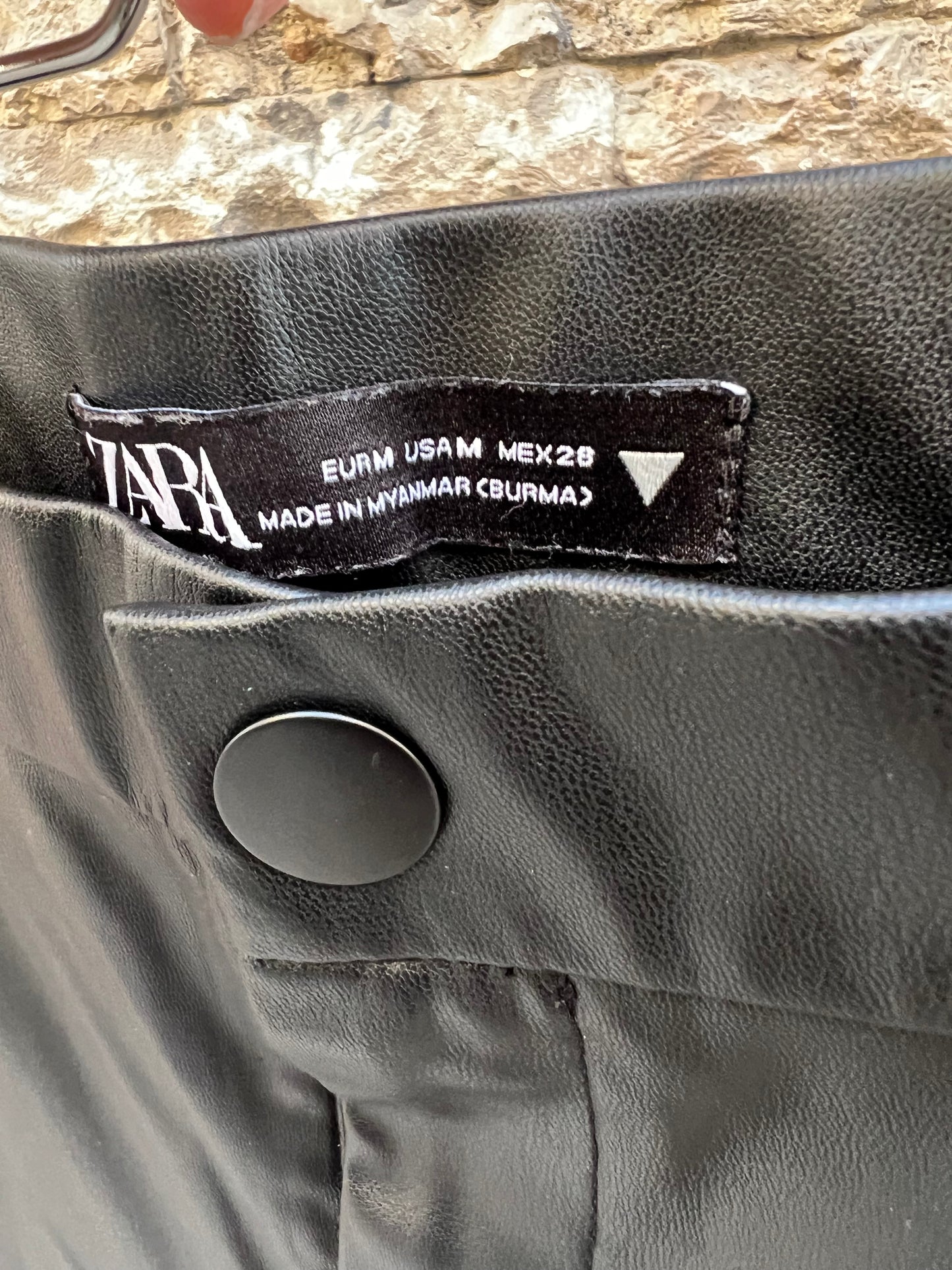 ZARA. Pantalón negro efecto piel recto. T M