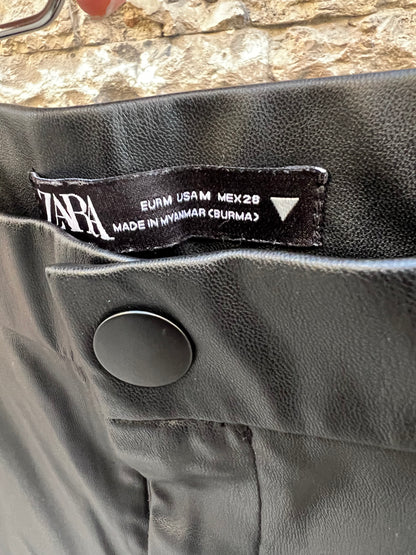 ZARA. Pantalón negro efecto piel recto. T M
