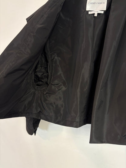 CARMEN MARCH. Chaqueta negra volumen