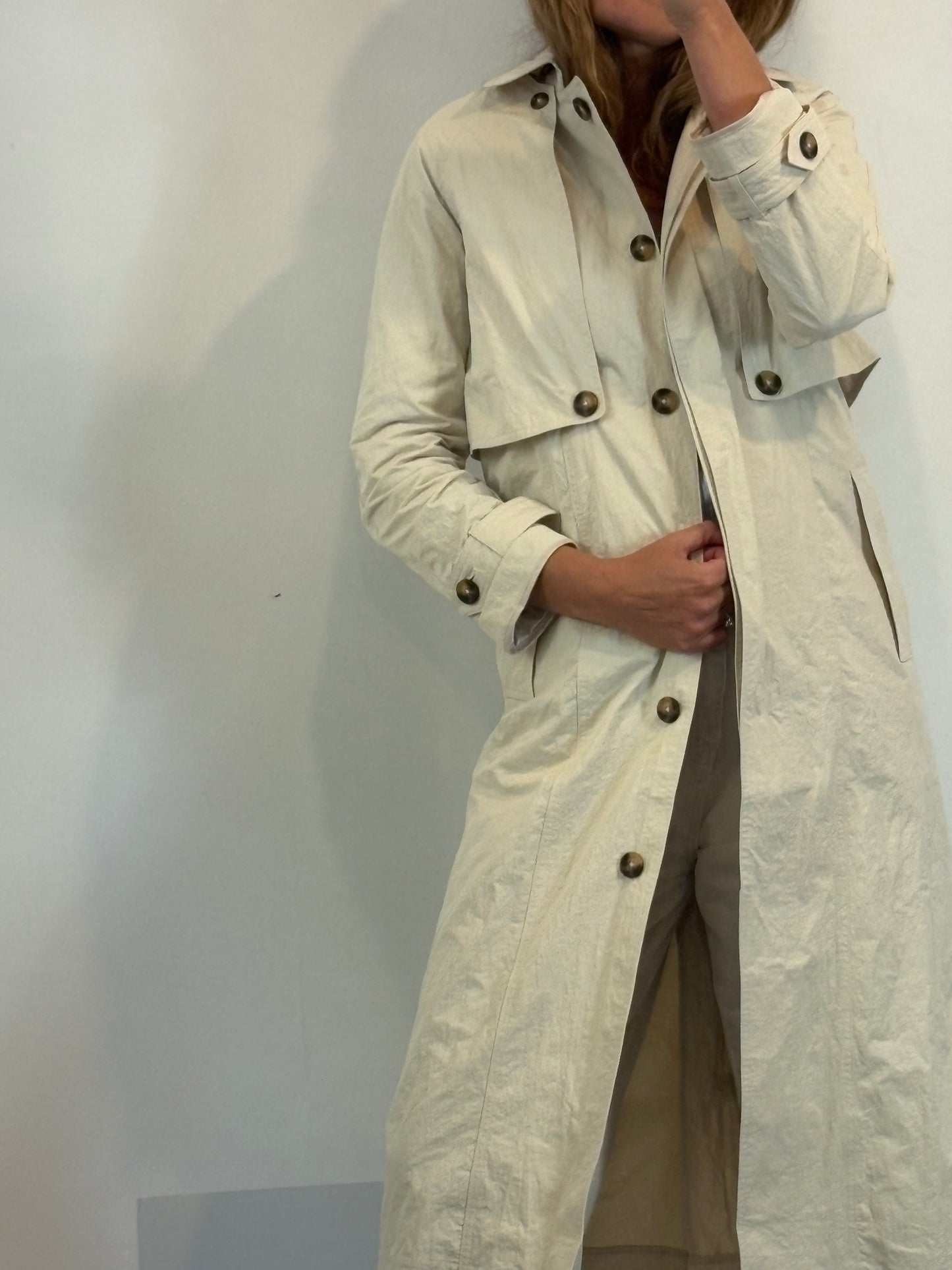SCALPERS. Gabardina larga beige textura