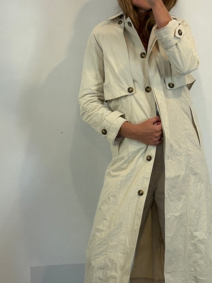 SCALPERS. Gabardina larga beige textura