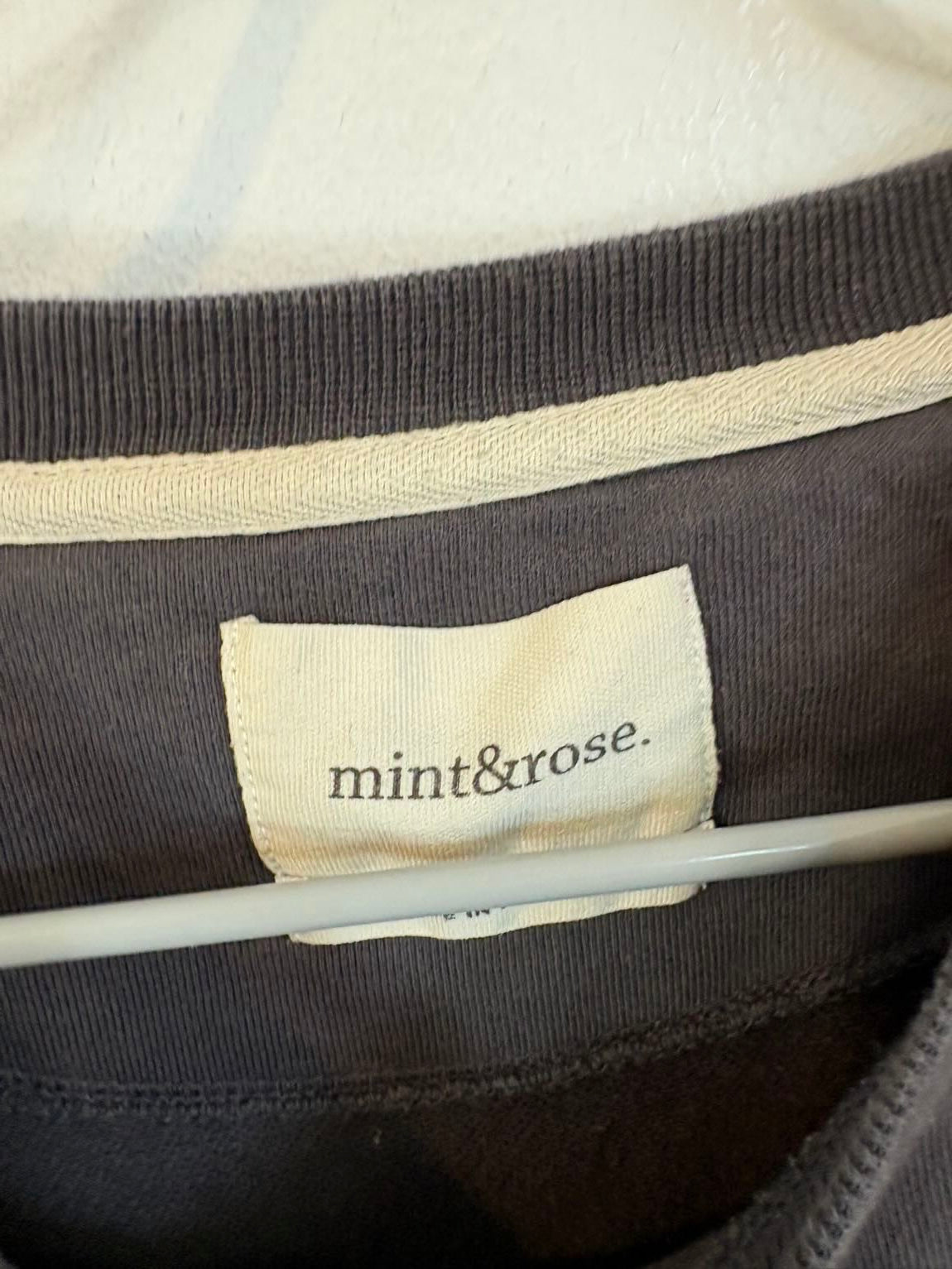 MINT & ROSE. Sudadera gris oscuro letras bordadas