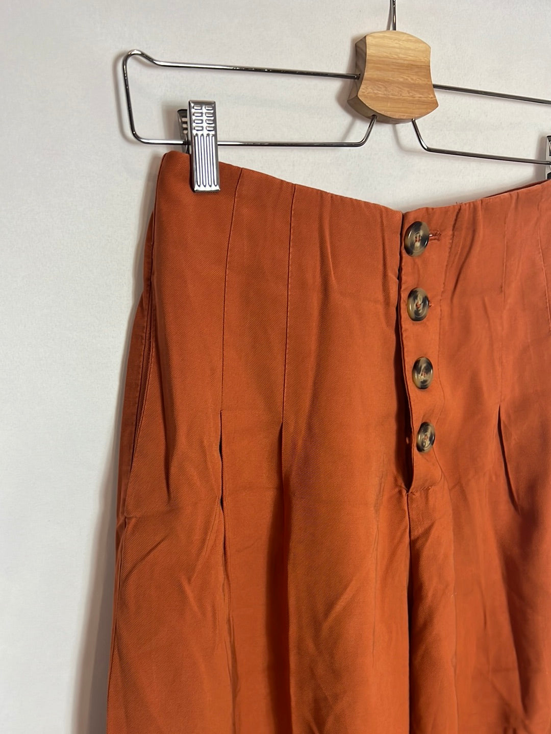 ZARA. Pantalón fluido culotte abotonado. T M