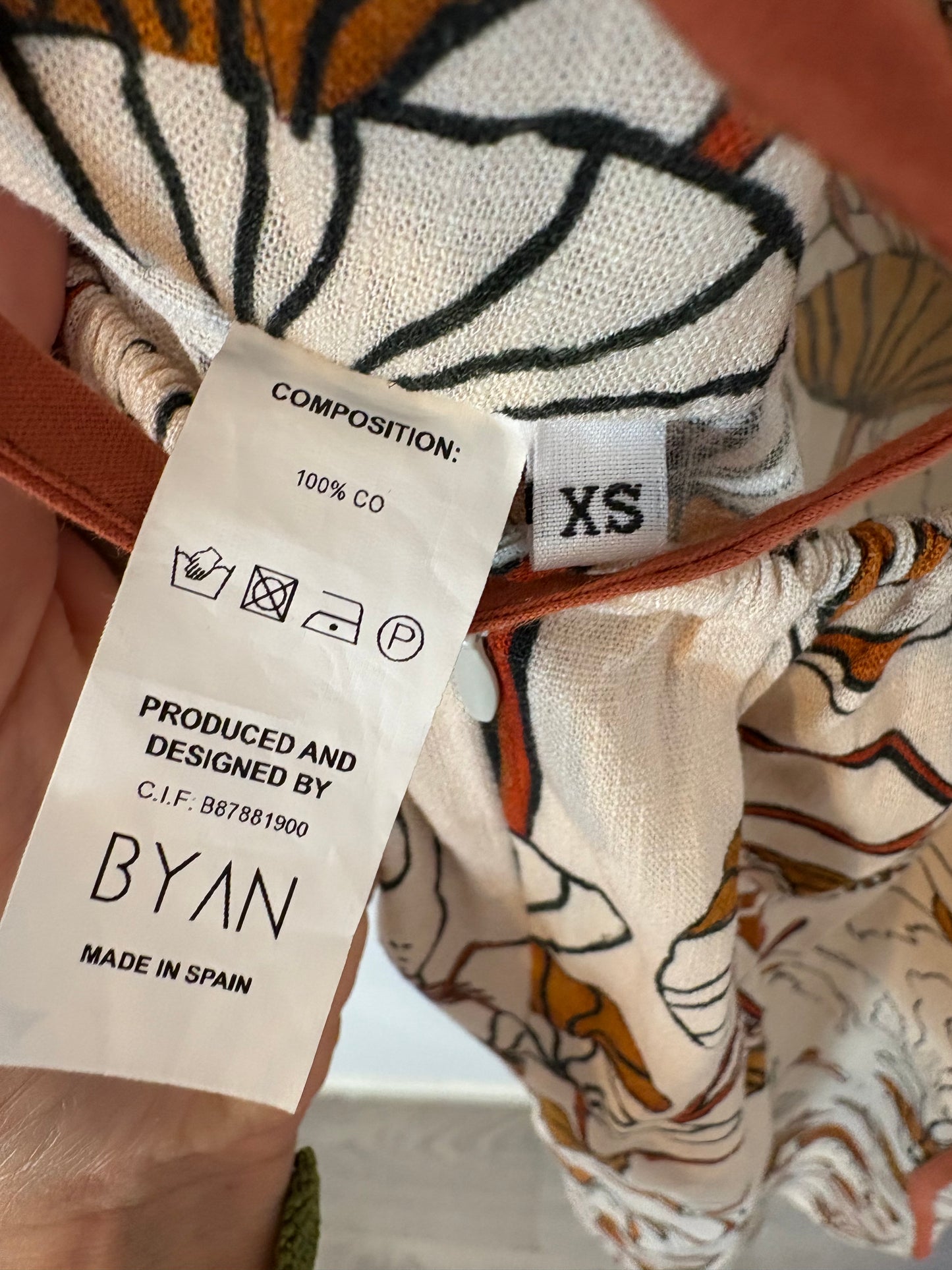 BYAN. Vestido largo estampado espalda