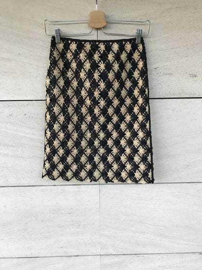 H&M EDITION. Falda croché textura beige y negra