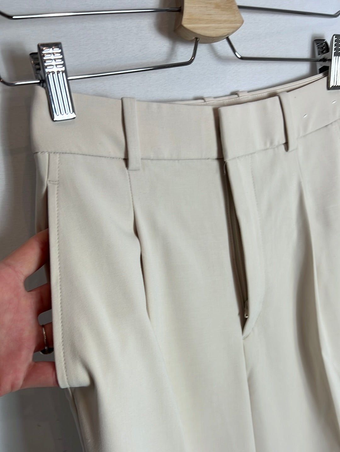 UNIQLO. Pantalón beige pinzas. T XS