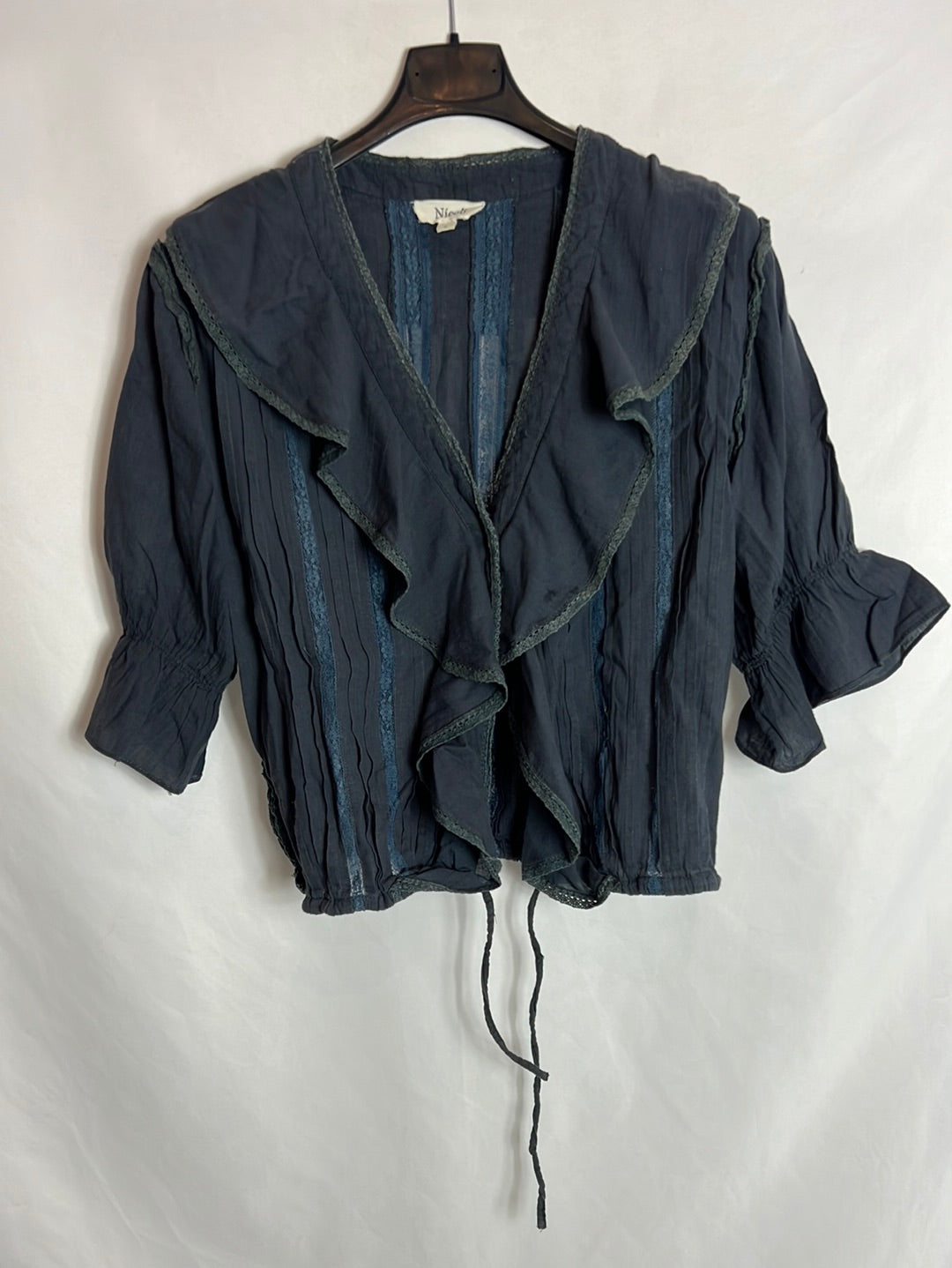 NICOLI. Blusa azul volante y encajes. T M