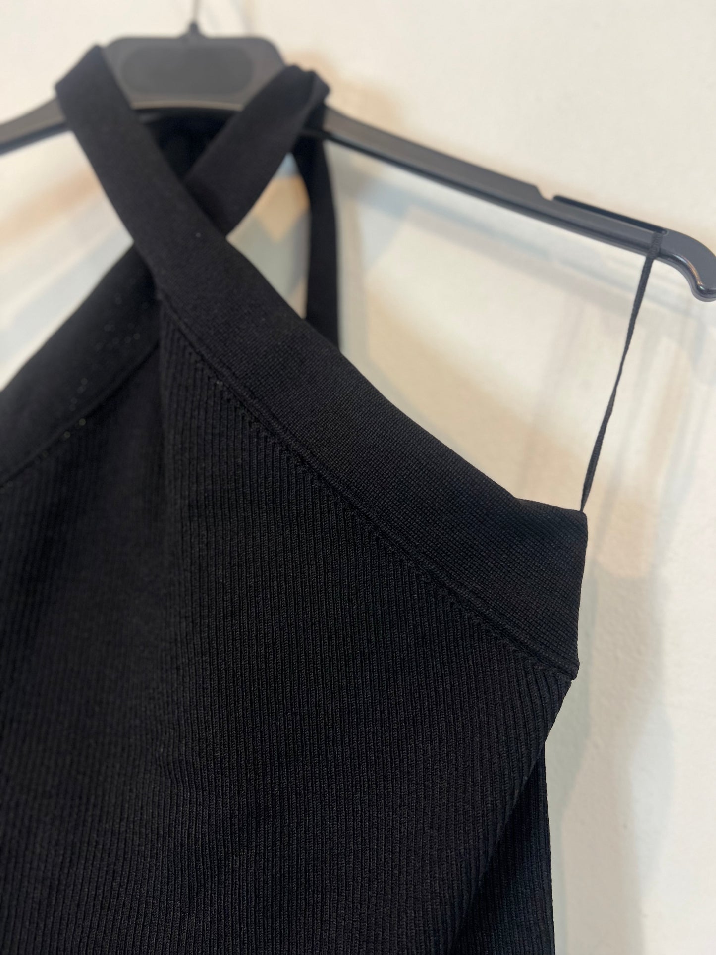 ZARA. Top negro canalé T:s