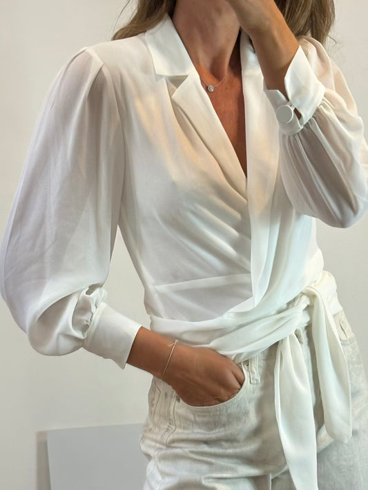BIMANI. Blusa blanca fluida cruzada