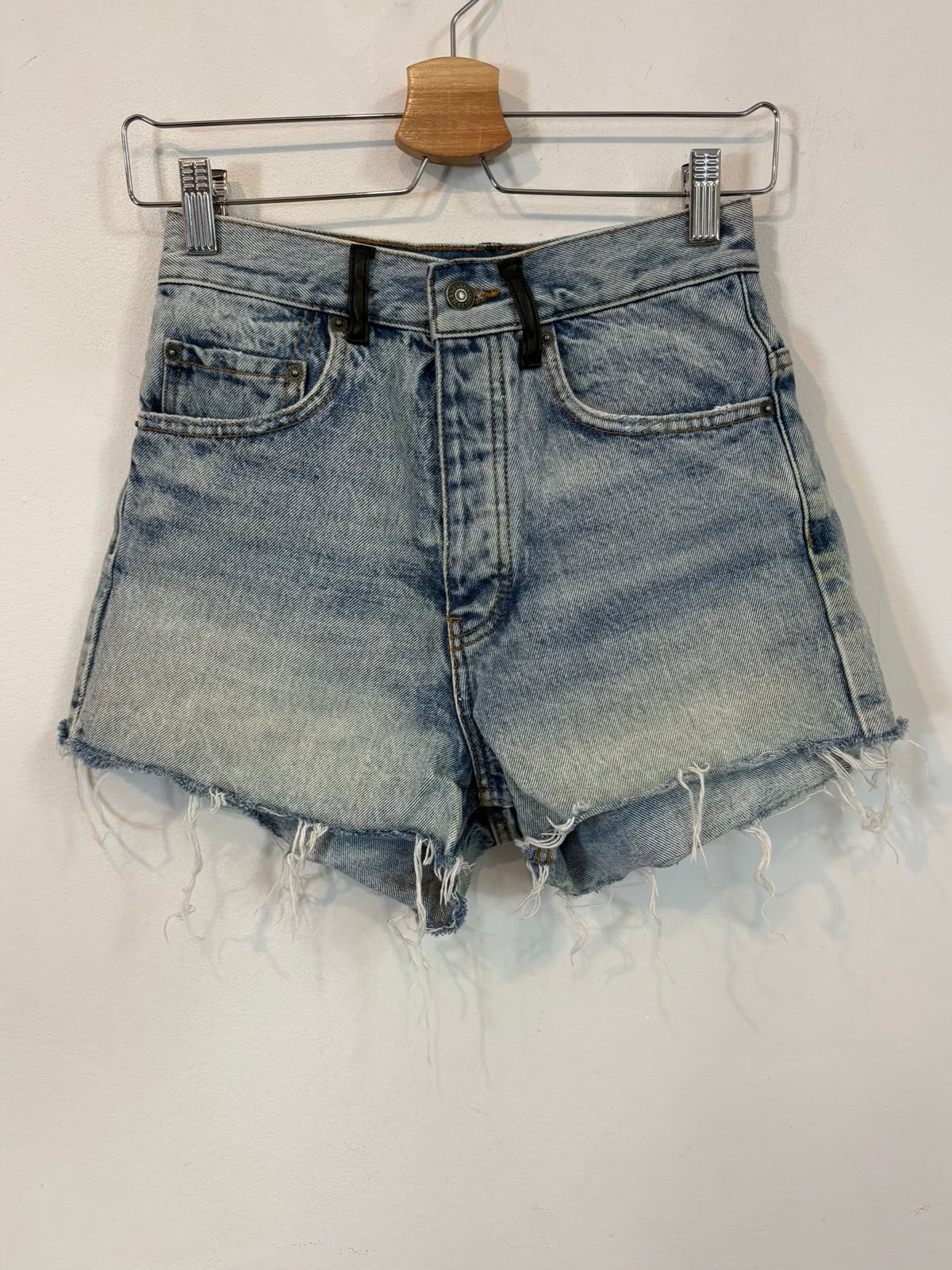 THE KOOPLES. Denim short abotonado detalle hebillas