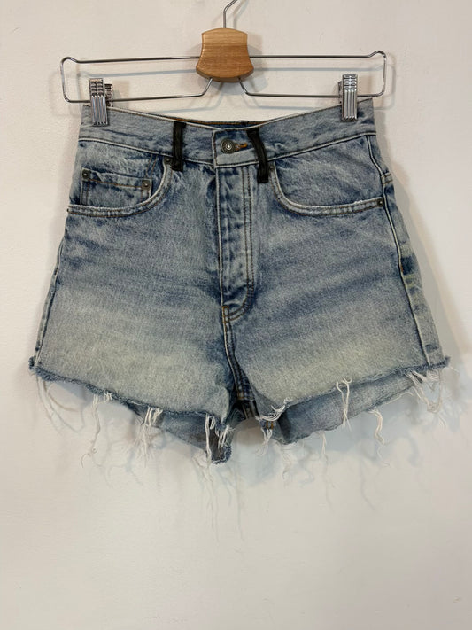 THE KOOPLES. Denim short abotonado detalle hebillas