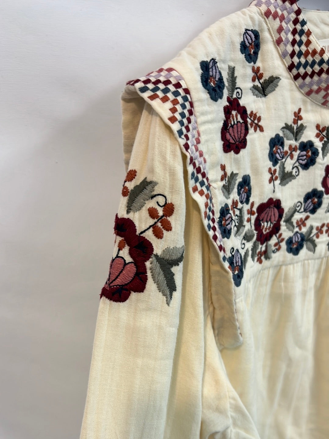 LOUISE MISHA. Blusa beige bordada T.34