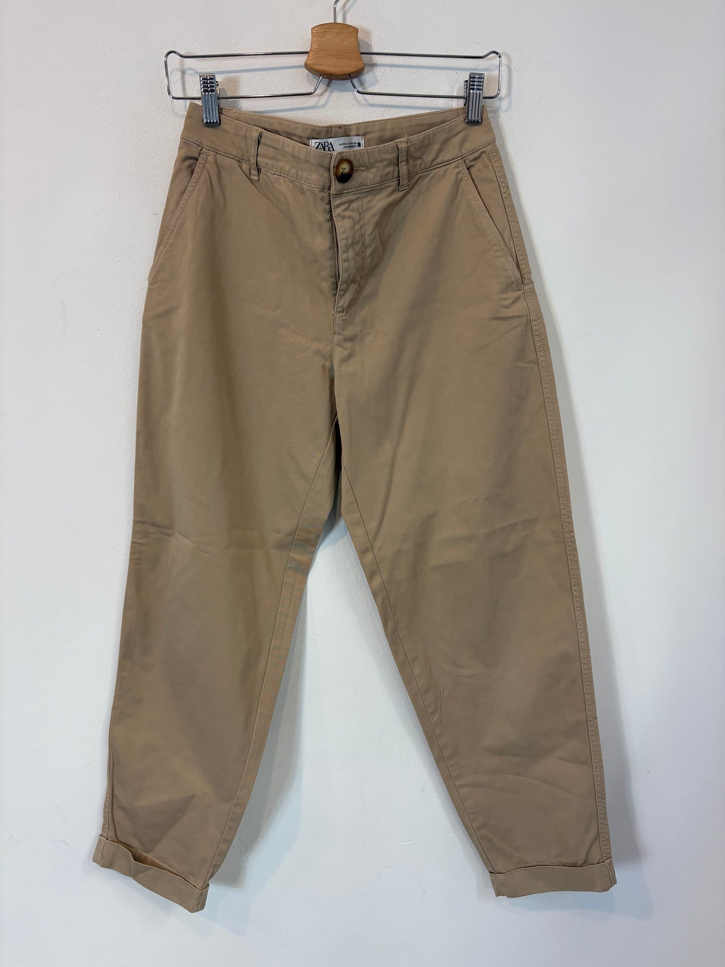 ZARA. Pantalón beige estilo chino