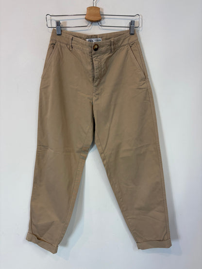 ZARA. Pantalón beige estilo chino