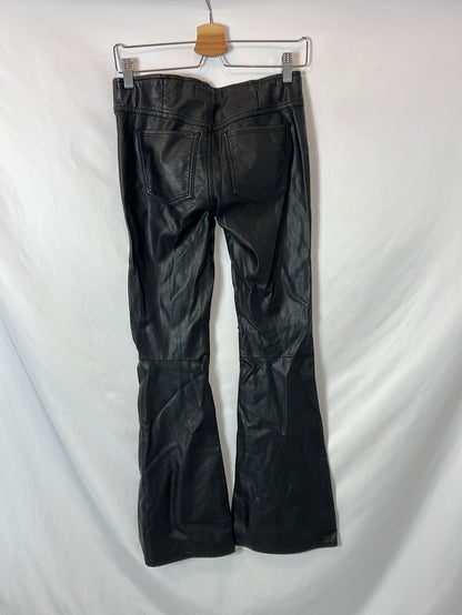 FREE PEOPLE. Pantalones efecto piel campana. T 36