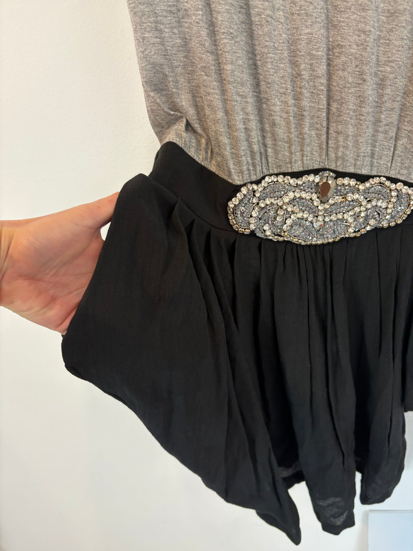 SANDRO. Vestido doble textura detalle joya