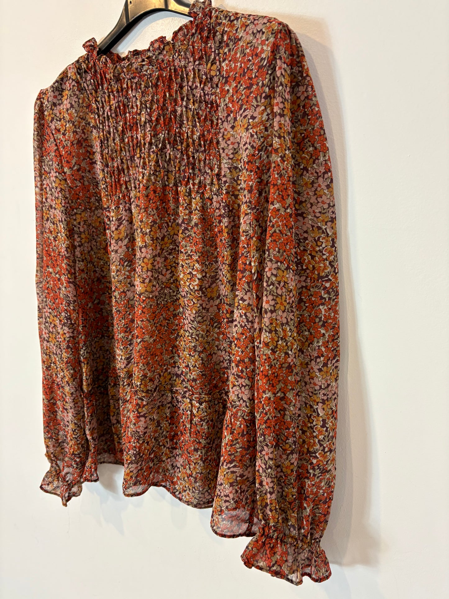 MANGO. Blusa flores detalle fruncido