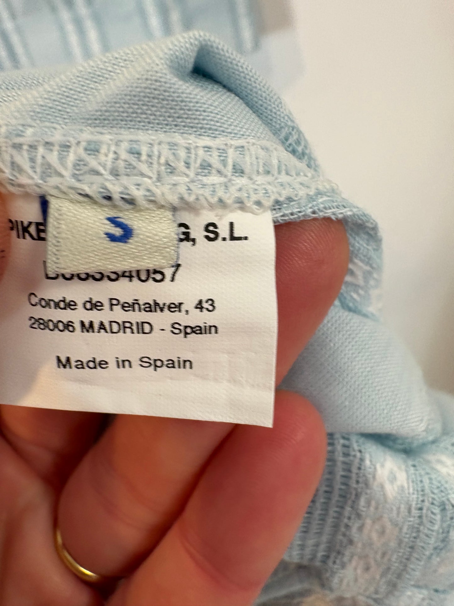 JOSEPHINE. Conjunto azul claro detalles bordados