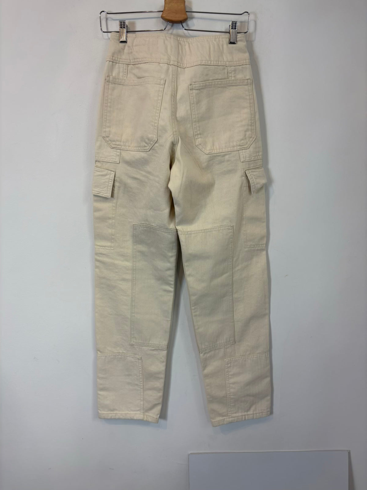 ZARA. Denim beige bolsillos